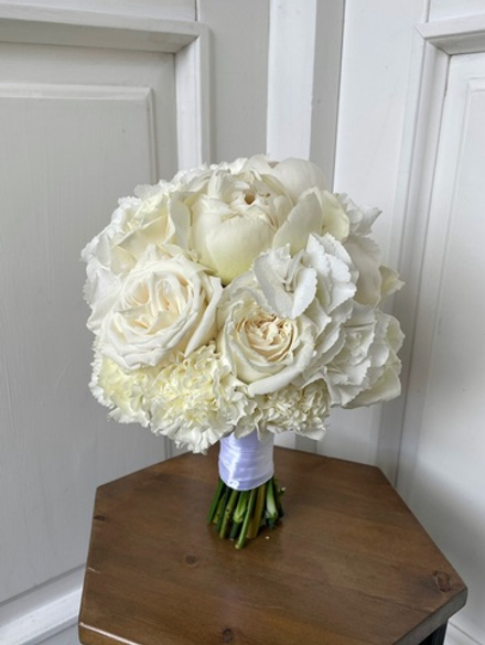 Свадебный букет из гортензии, пионов, одноголовых роз и диантусов