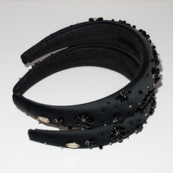 Ободок объемный с черными ромашками