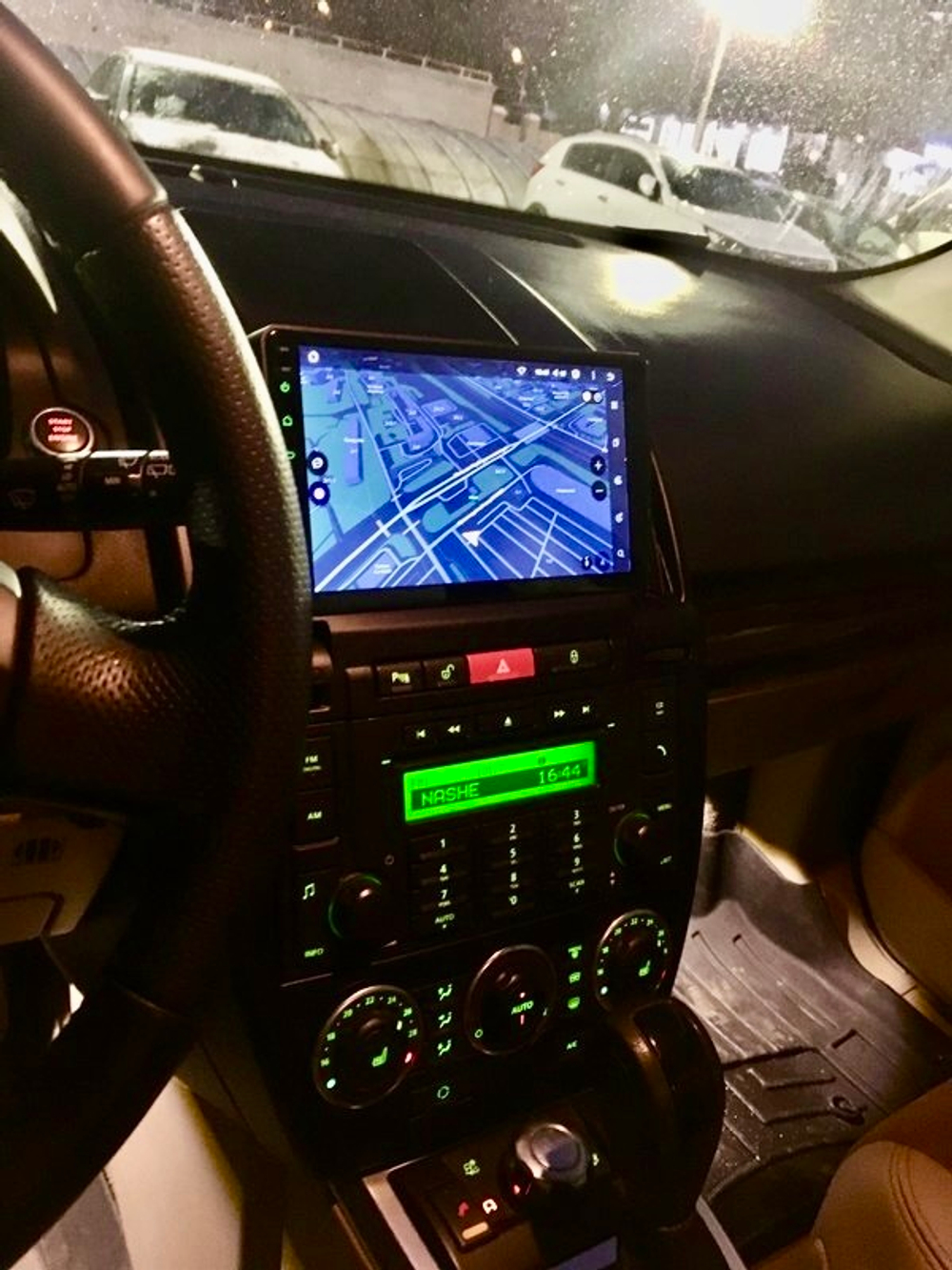 Магнитола для Land Rover Freelander 2 2007-2012 (монохром) - Parafar PF102LUX2FHD на Android 13, 8-ядер, 2Гб+32Гб, CarPlay, 4G SIM-слот