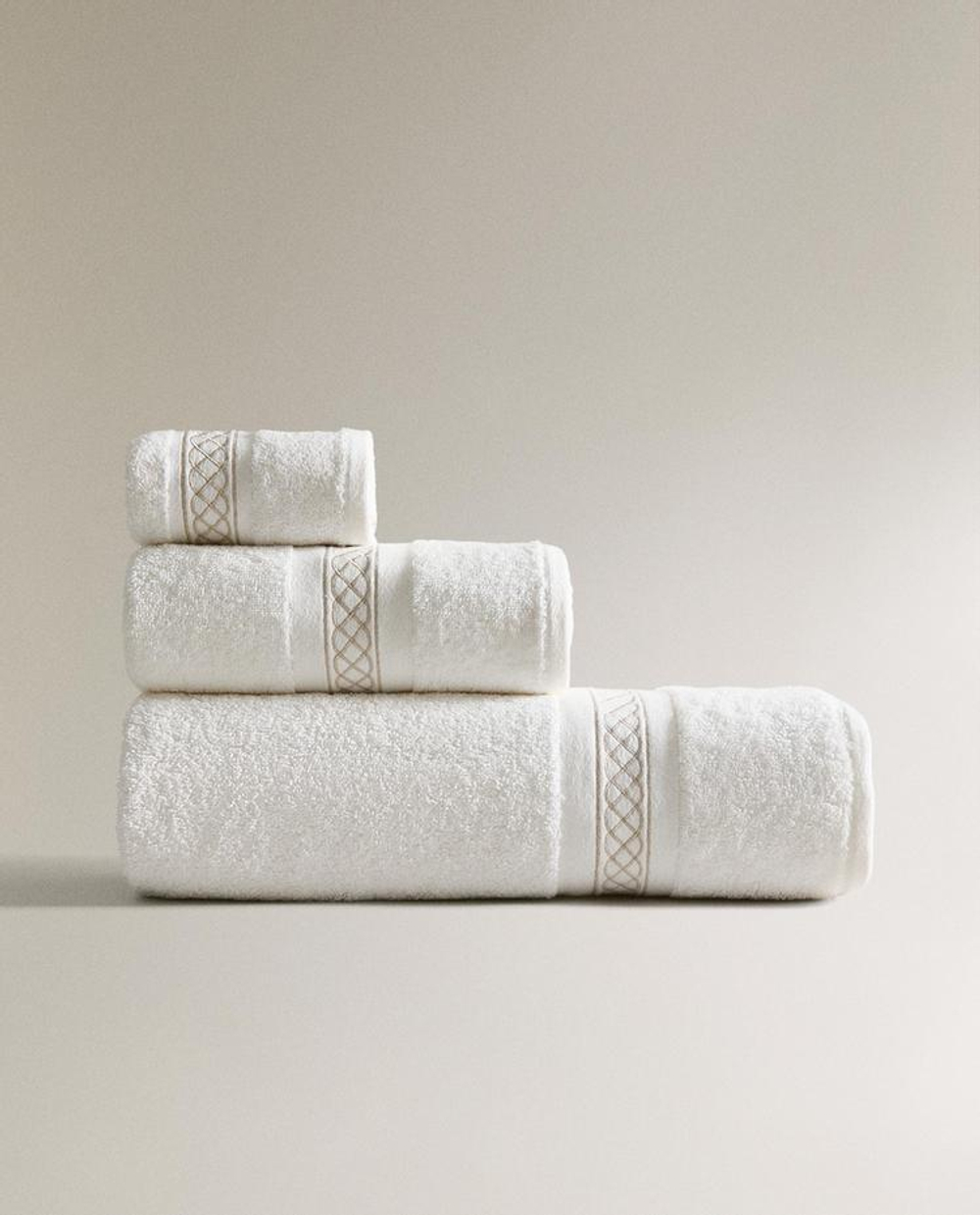 ZARA HOME БАННОЕ ПОЛОТЕНЦЕ С ВОЛНИСТОЙ КАЙМОЙ, ЗОЛОТОЙ