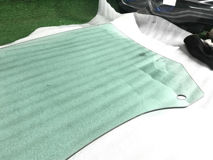 Стекло двери переднее правое Mercedes C w205 14-23