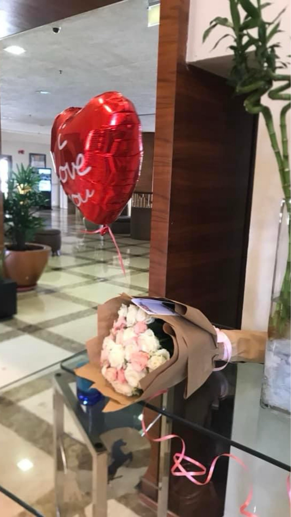 Букет из 25 роз и гелиевый шар «Я люблю тебя»