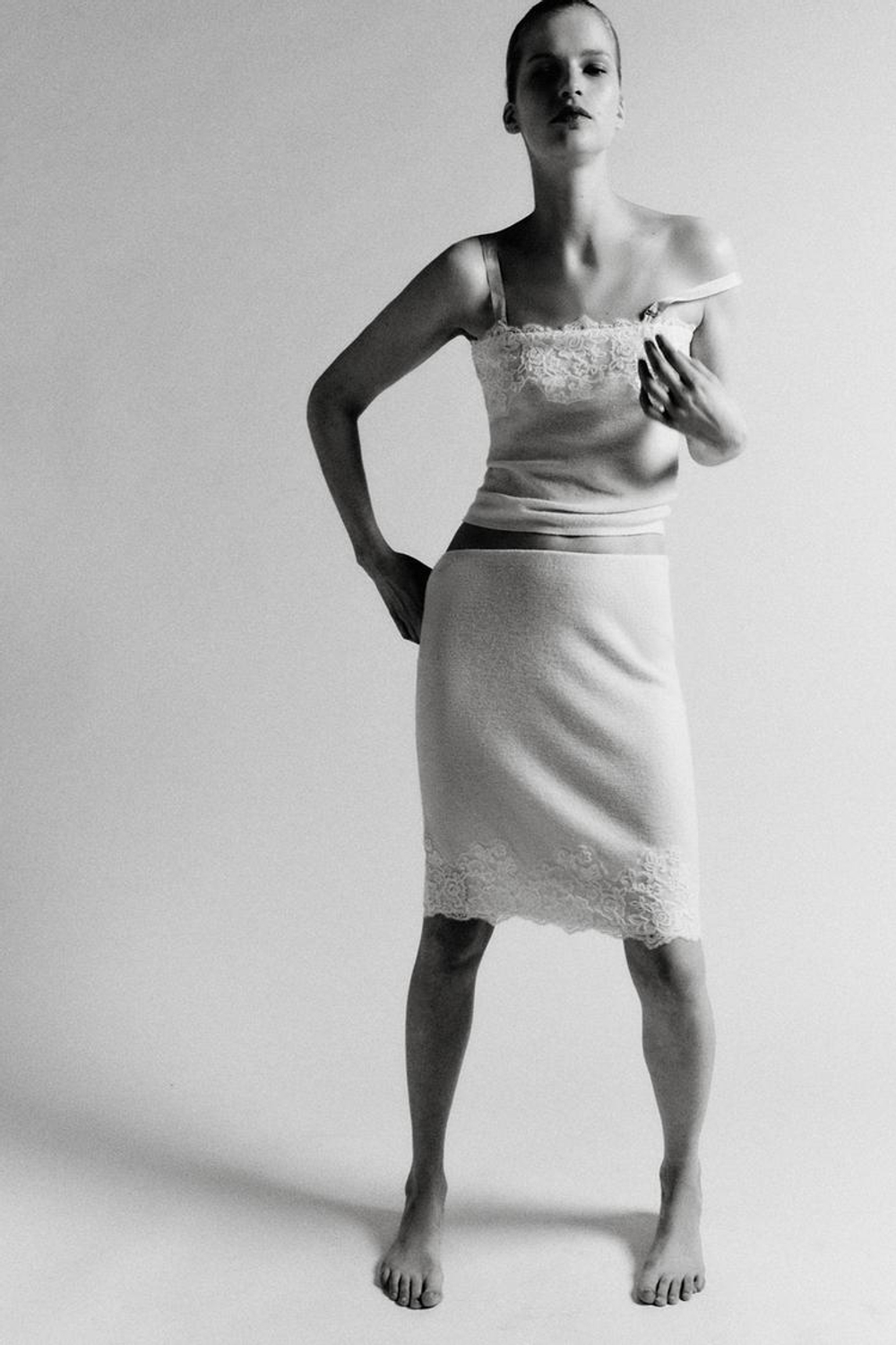 ZARA ВЯЗАНЫЙ ТОП С КРУЖЕВОМ И ВЫШИВКОЙ, ЭКРЮ