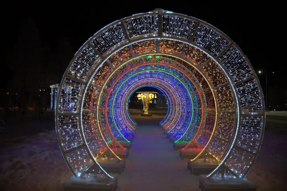 Световой тоннель из цветных арок