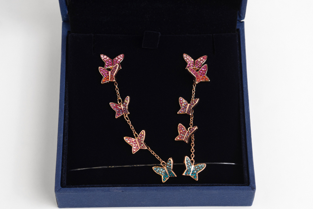 Серьги-пусеты с подвесками в виде бабочек