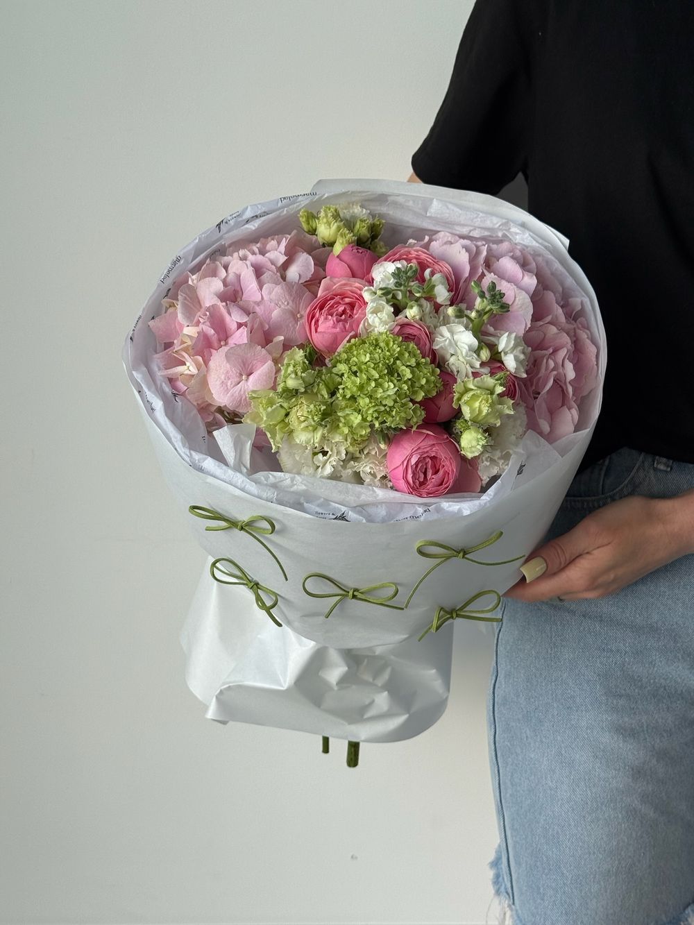 Букет из гортензии, кустовых пионовидных роз, лизиантуса и вибурнума