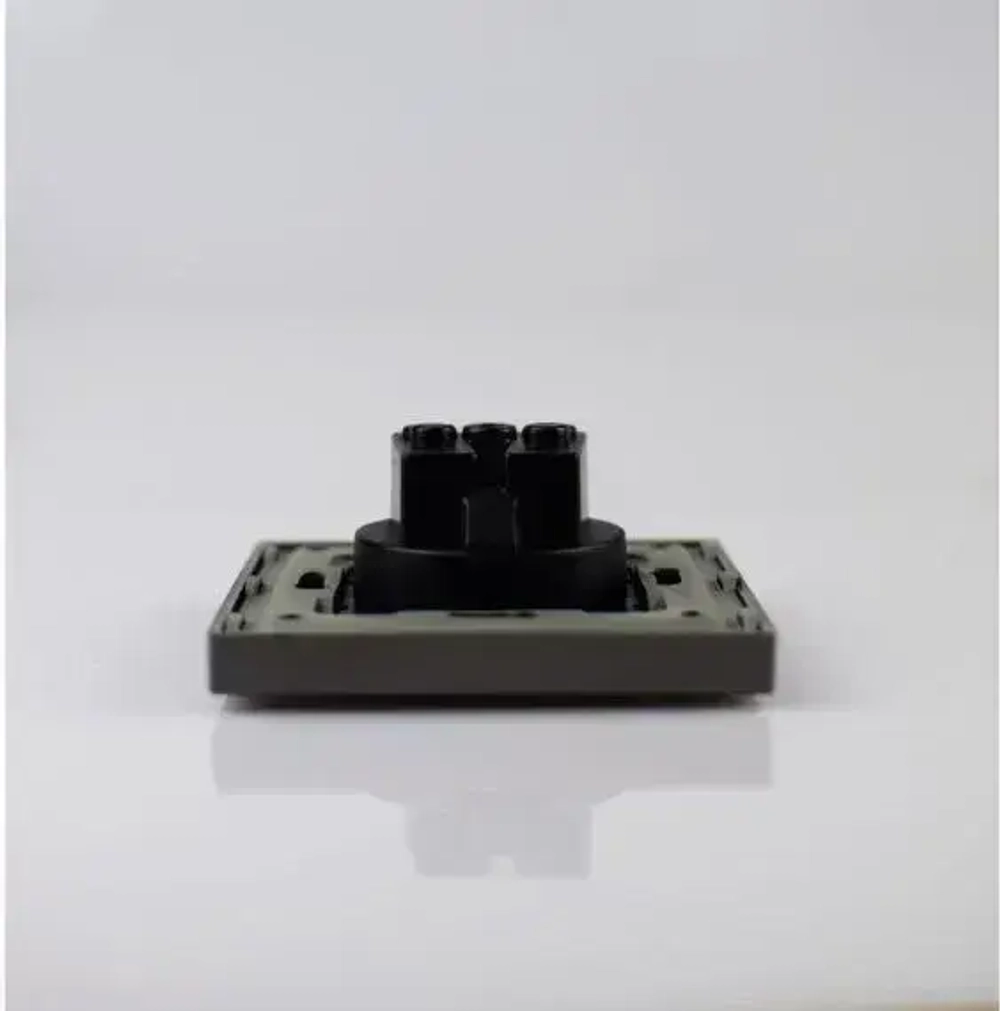 Розетка серая с заземлением и защитными шторками от детей, евророзетки