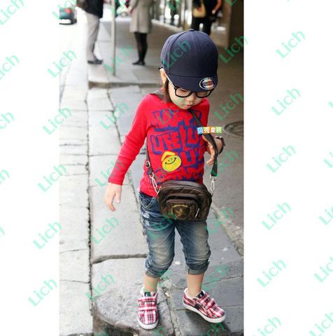 Лонгслив с круглым вырезом и надписью на груди