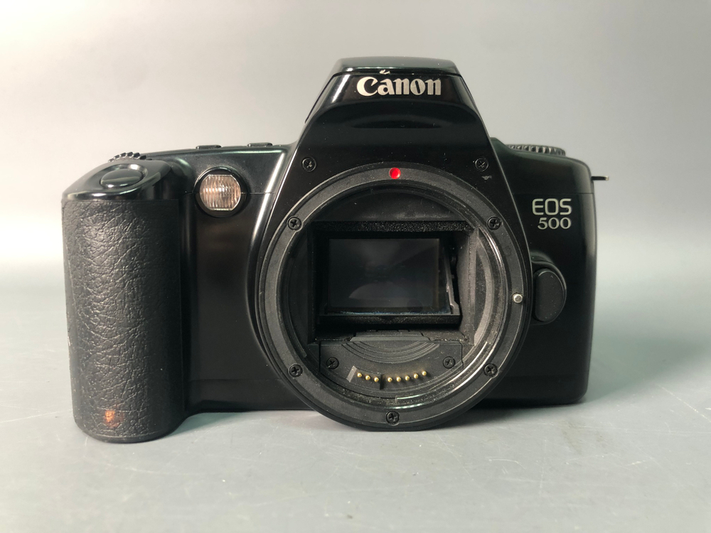 Canon EOS 500, отломана крышка АКБ
