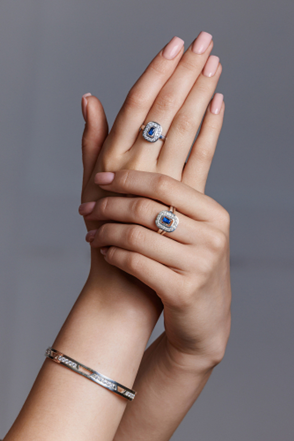 Кольцо сборное из серебра со вставками из выращенной синей шпинели и бесцветных фианитов