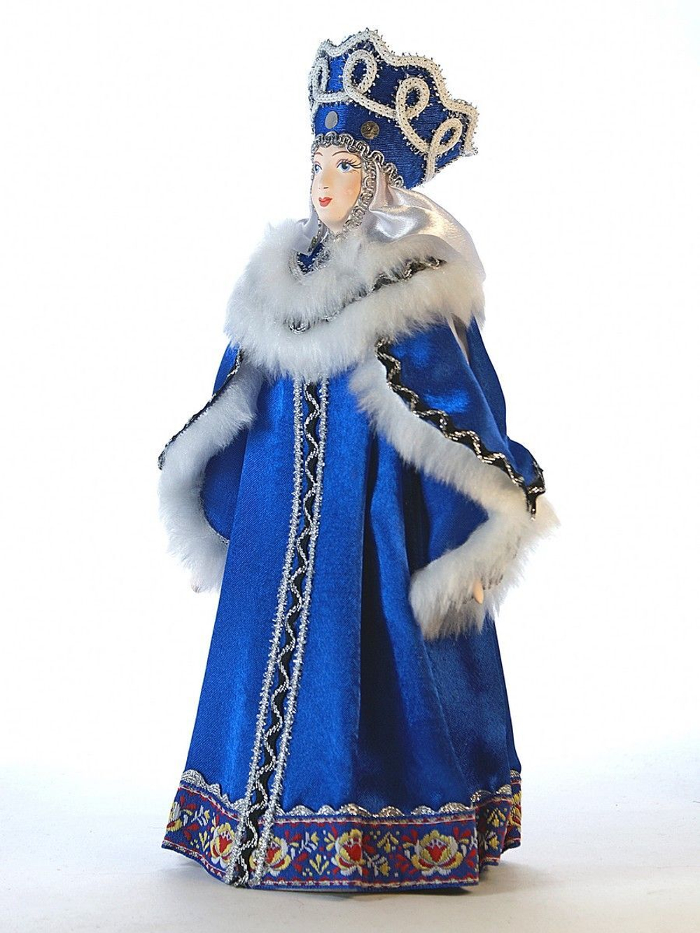 Фарфоровая кукла Боярыня в традиционном зимнем костюме