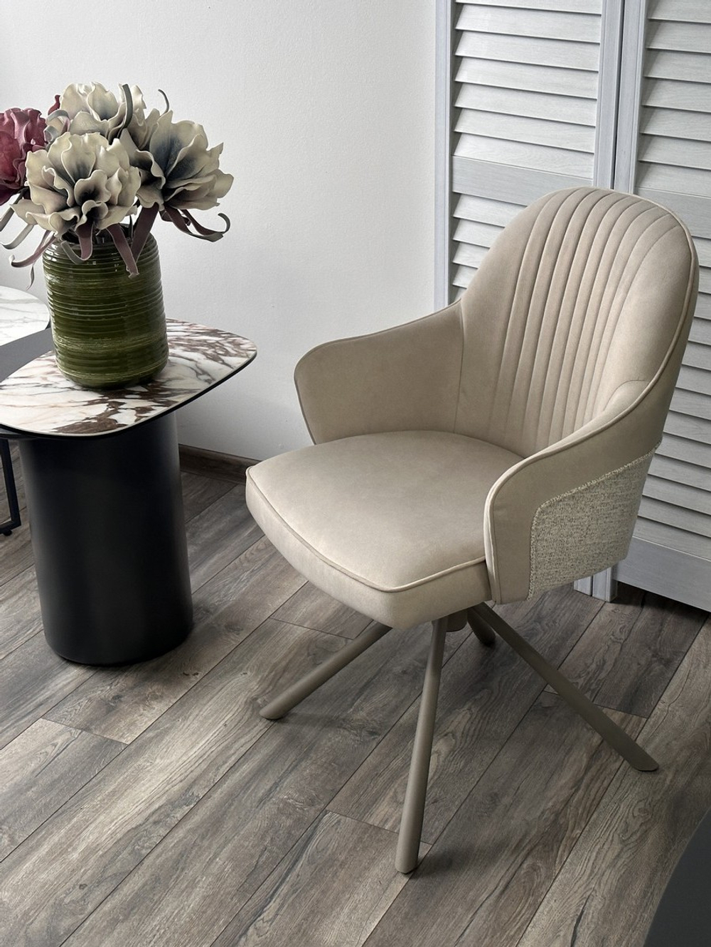 Стул М-City DISAUR Рикард (Rikard) поворотный на 360 градусов, Кремовый Riely-111, Present-120, Шенилл-Велюр, Латте каркас