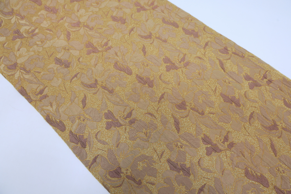 Жаккард золотистый с темно-розовыми лепестками