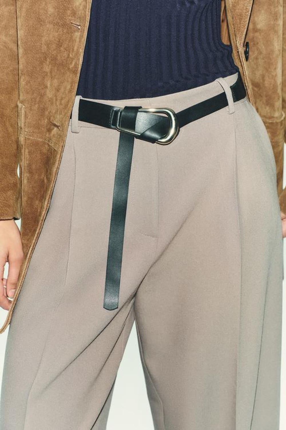 ZARA БРЮКИ ПРЯМОГО КРОЯ С ЗАЩИПАМИ И РЕМНЕМ, СЕРО-БЕЖЕВЫЙ
