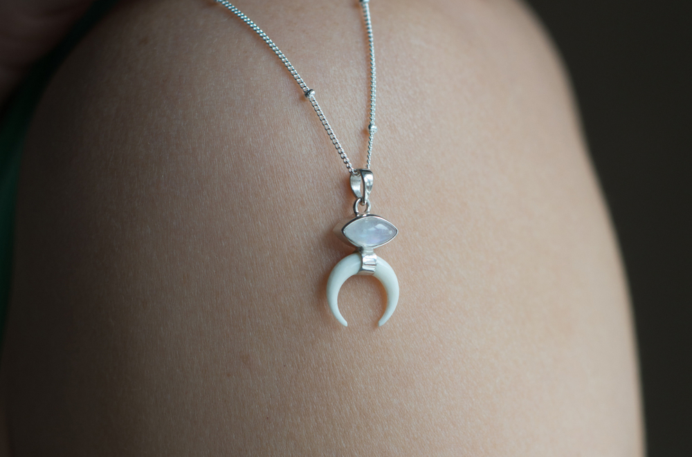 Подвеска ЛУННИЦА,  лунный камень/слоновая кость/ серебро