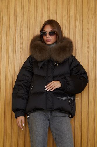Черный пуховик с меховой отделкой