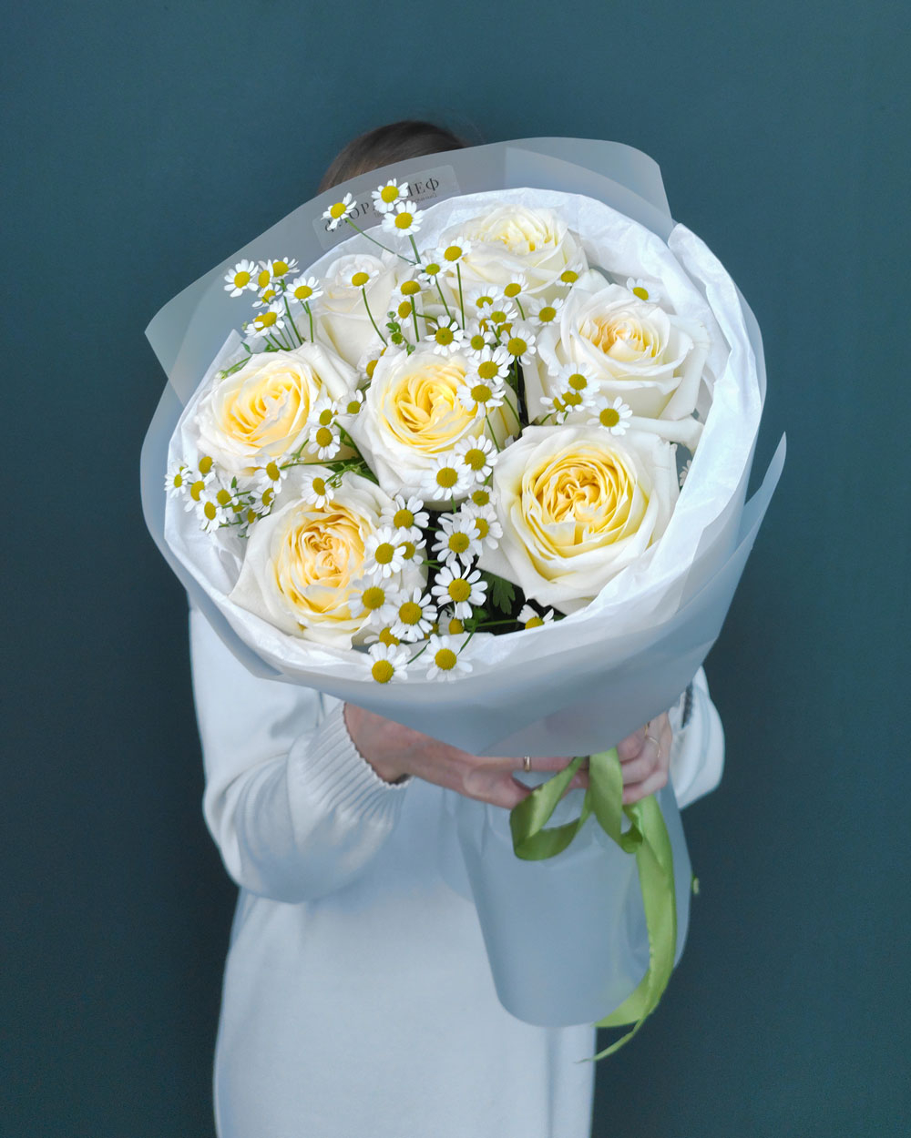 Букет из ромашки и розы пионовидной Канделайт(00480)
