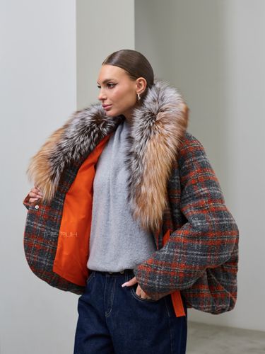 Оранжевый текстильный пуховик в клетку с мехом енота