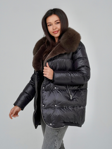 Черный пуховик с декоративной молнией и шоколадным меховым воротником