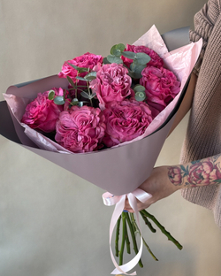 Моно из пионовидных роз Кантри Блюз с эвкалиптом