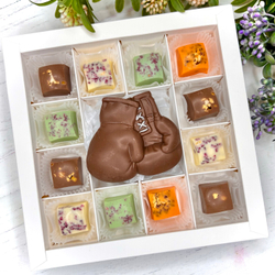 Шоколадный подарок "Боксерские перчатки ": фигурка и 12 конфет ручной работы