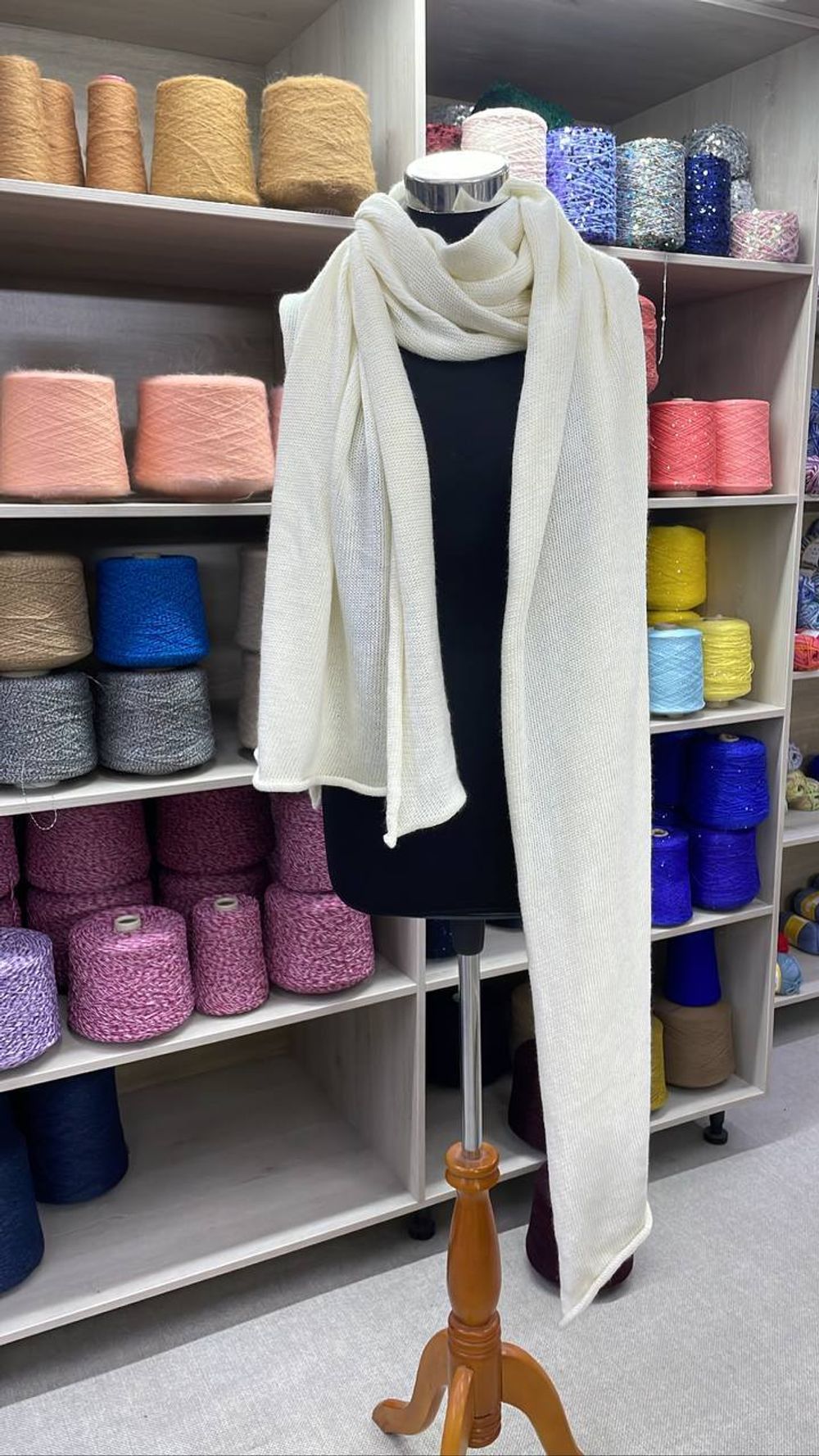 Нежный палантин из мериносовой пряжи "Тополиный пух"