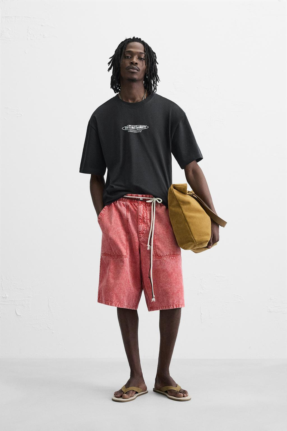 ZARA ФУТБОЛКА С КОНТРАСТНЫМ ПРИНТОМ, ЧЕРНЫЙ