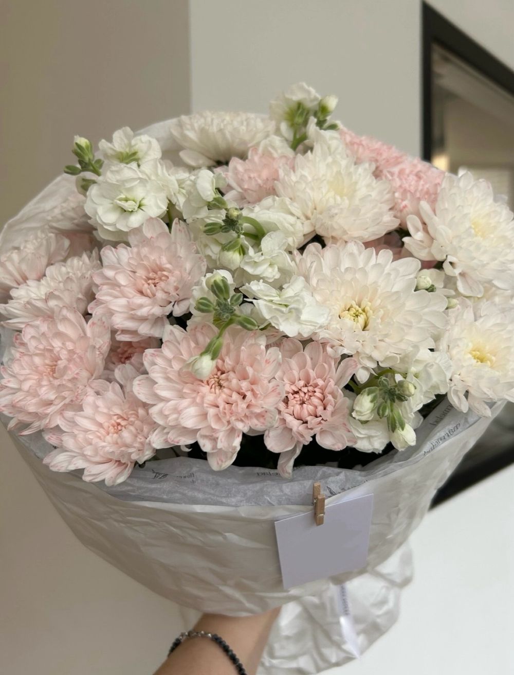 Авторский букет из хризантемы и маттиолы