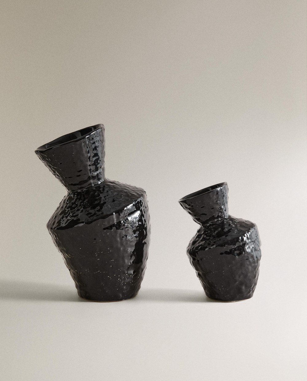 Zara Home Ваза из глины, цвет чёрный, 17 см
