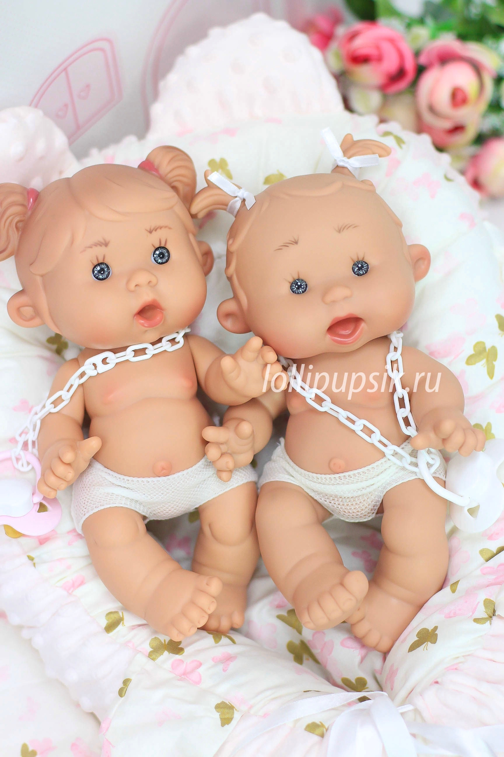 Ванильный пупс Marina&Pau Девочка с язычком - 26 см "Праздничная коллекция"