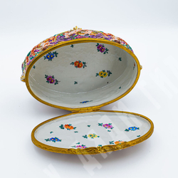 Фарфоровая шкатулка с гербом. Фарфор, ручная роспись. Италия, Каподимонте (Capodimonte). XIX в.