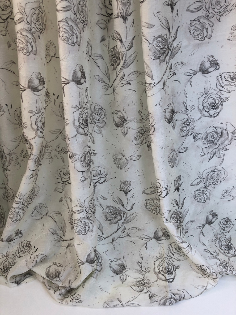 Плательная вискоза принт розы на молочном, жаккард C1