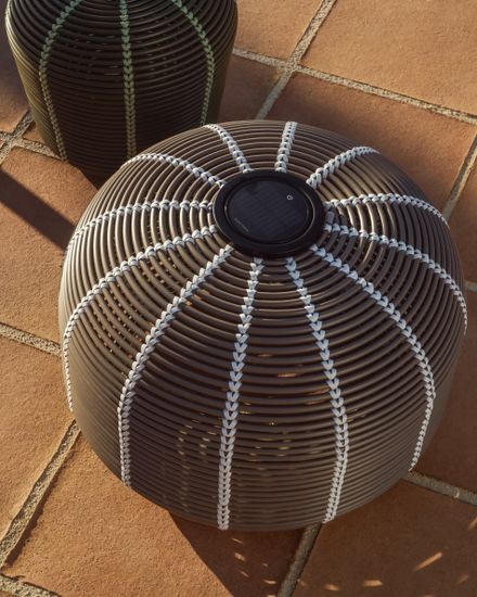 Уличный светильник Garoina солнечных батареях из искусственного ротанга цвета таупе 50 см