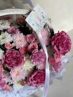 Корзина сборная из кустовых пионовидных роз, одноголовых роз, диантусов, хризантемы и оксипеталума