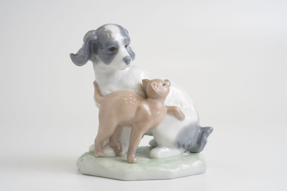 Фарфоровая статуэтка Lladro «Гармония собаки и кошки» (Dog and Cat in Harmony)
