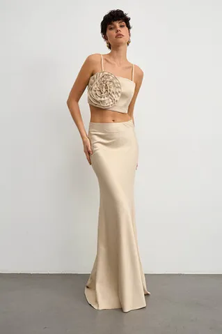 Топ с цветком из атласа цвета шампань