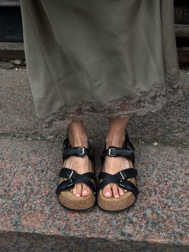 Черные сандалии из кожи на пробковой подошве