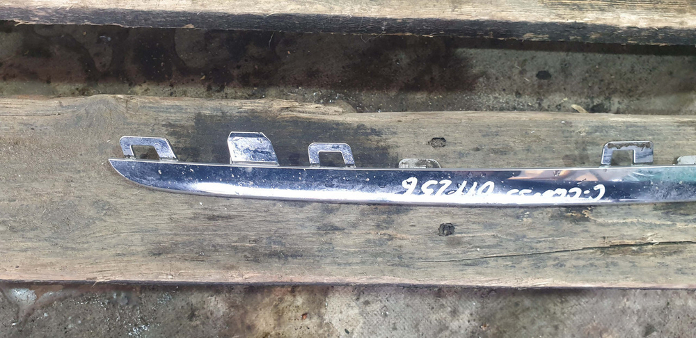 Молдинг решетки радиатора Mercedes C-Class W205 14-18 Б/У Оригинал A2058880373