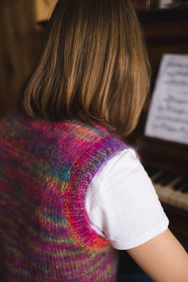 Жилет из пряжи Cabrito в 3 нити (цвет R9275 Locura Fluo)