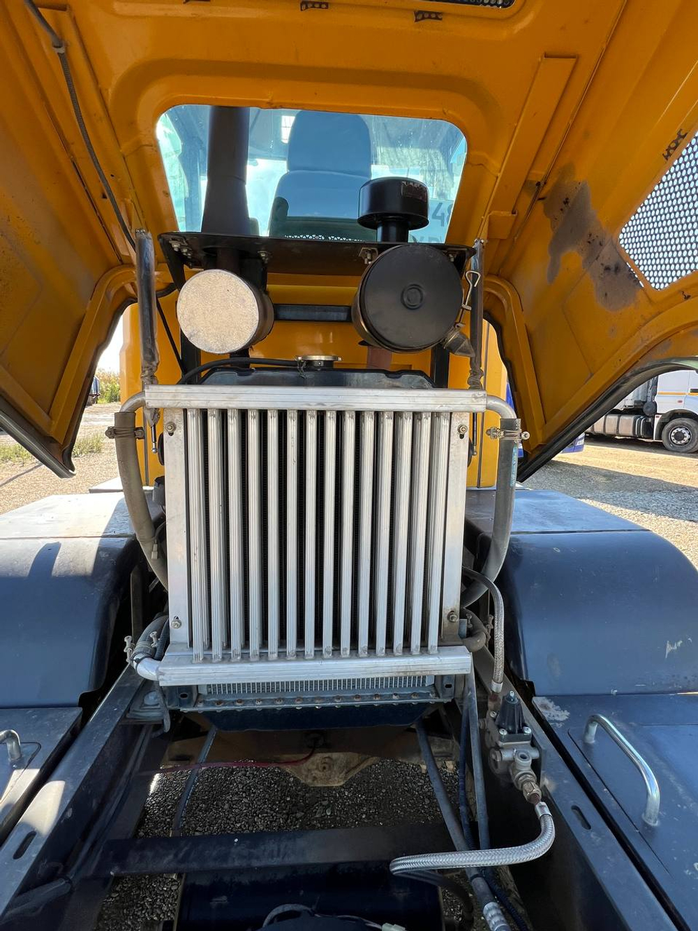 BIZON 925 Фронтальный погрузчик 925 (Дизельный, 2,4 л, 95 л.с., АТ)