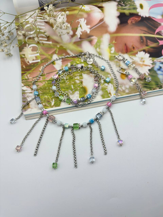 Колье из микса кубиков Swarovski с подвесами-цепочками, оттенок серебро