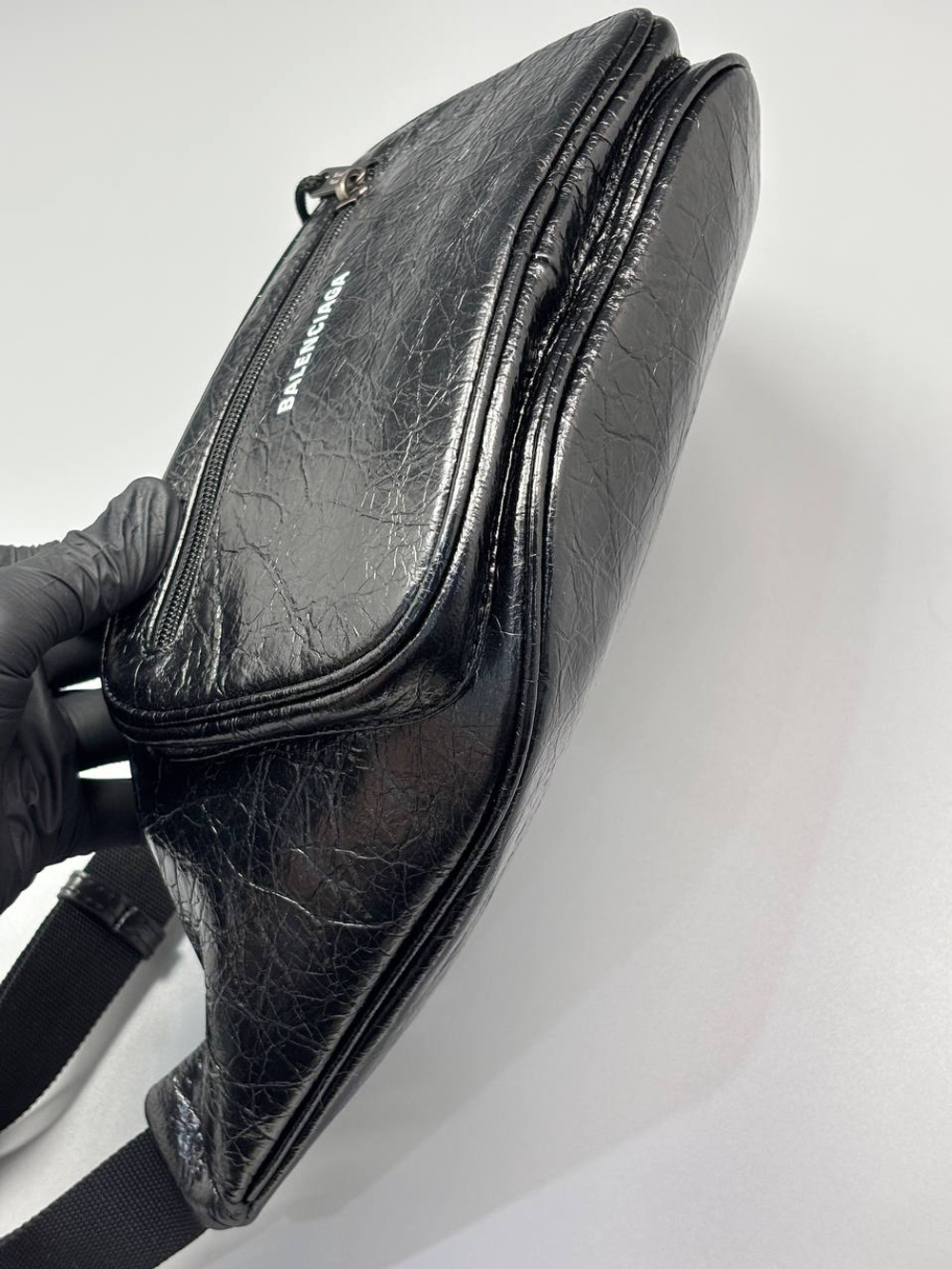 Сумка- слинг Balenciaga