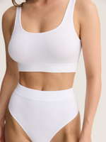 Бесшовный топ на широких бретелях