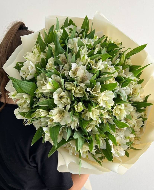 Букет из белой альстромерии "Moonlight Grace"