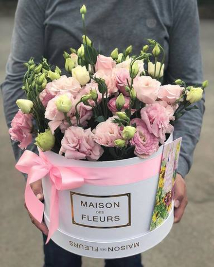 Нежно розовая эустома в белой подарочной коробке "Maison des fleurs"