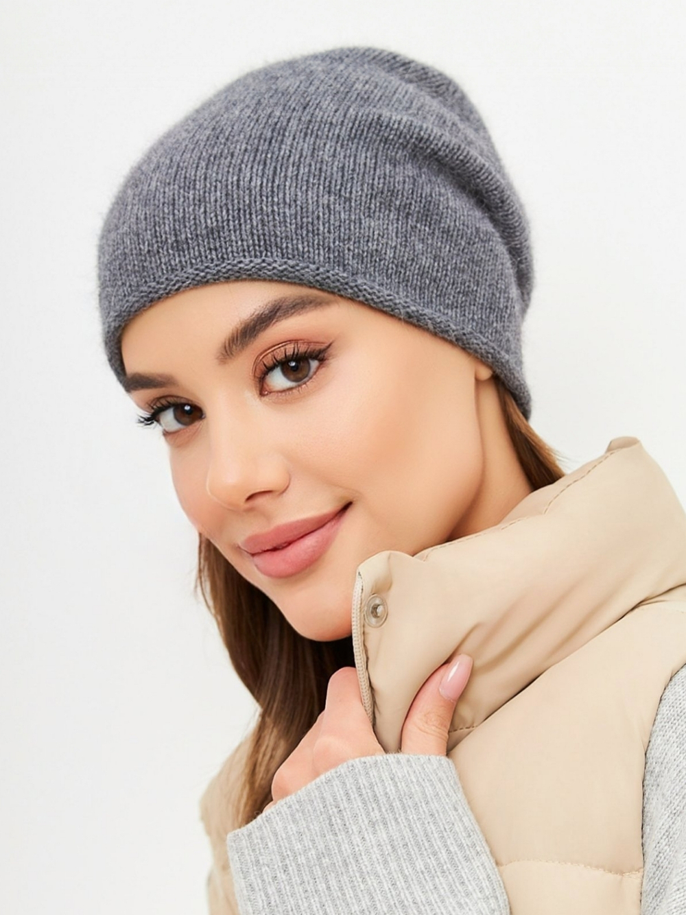 Шапка GLORY удлиненная одинарная с руликом с содержанием шерсти енота и ангоры