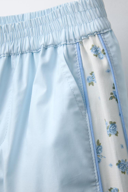 ZARA БРЮКИ ИЗ ВЫСОКОТЕХНОЛОГИЧНОЙ ТКАНИ С КОНТРАСТНЫМ ЦВЕТОЧНЫМ ПРИНТОМ, ГОЛУБОЙ