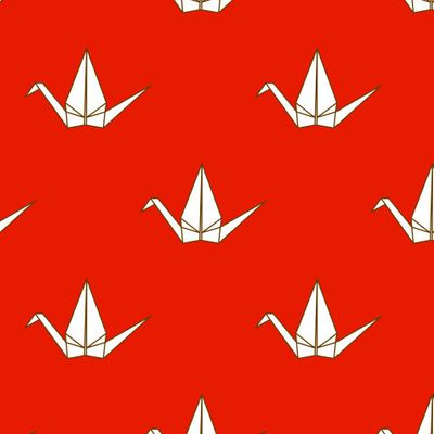 Японские журавлики оригами на красном