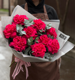 Букет из французских роз малинового оттенка и эвкалипта в стильном оформлении