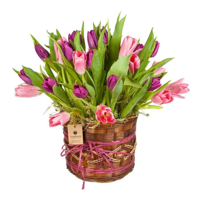 Корзина розовых и фиолетовых тюльпанов